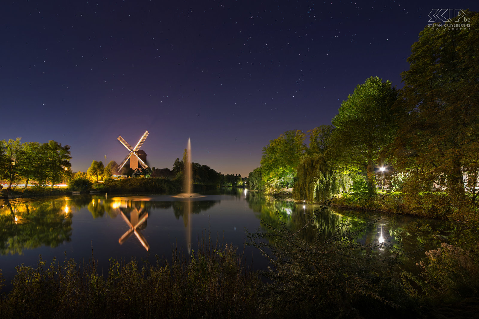 Hageland by night - Lindenmolen in Diest De Lindenmolen aan het Provinciedomein Halve Maan in Diest. Deze grote staakmolen werd gebouwd in 1742 en stond oorspronkelijk in Schaffen maar in 1959 werd deze heropgebouwd aan de oude stadswallen in Diest. Stefan Cruysberghs